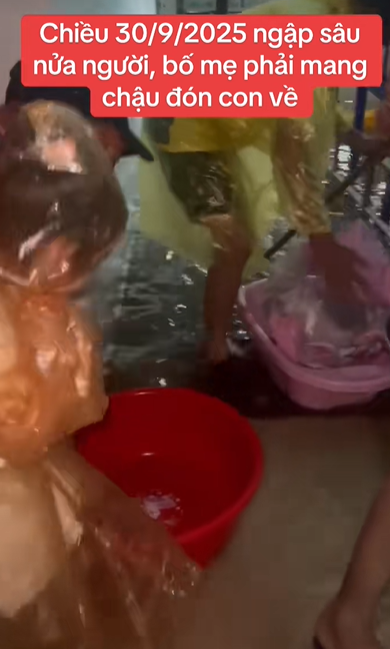 Cập nhật Hà Nội lúc này: Nhân viên ăn mì tôm, trải chiếu ngủ ở công ty, phụ huynh loay hoay 5 tiếng vẫn chưa đón được con- Ảnh 6.