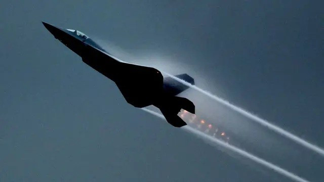 Tiêm kích J-35 khoe khả năng tàng hình đến mức khó tin- Ảnh 1.