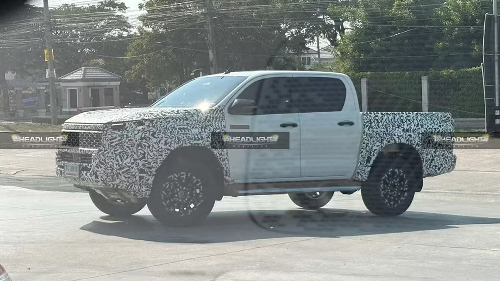 Toyota Hilux 2026 sắp ra mắt lộ th&ocirc;ng tin động cơ hybrid đấu Ranger: Mạnh hơn m&aacute;y dầu đang b&aacute;n ở Việt Nam, chỉ k&egrave;m số tự động- Ảnh 6.