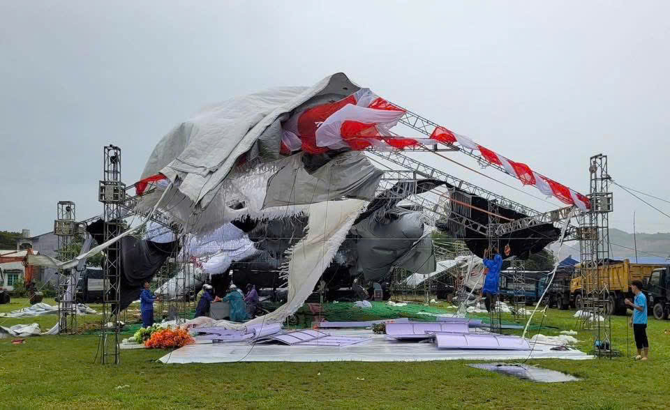 Đám cưới khi bão số 10 Bualoi đổ bộ: Clip đón dâu của một cặp đôi nổi tiếng gây xôn xao- Ảnh 5. Đám cưới khi bão số 10 Bualoi đổ bộ: Clip đón dâu của một cặp đôi nổi tiếng gây xôn xao- Ảnh 5.