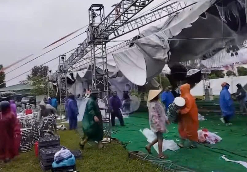 Đám cưới khi bão số 10 Bualoi đổ bộ: Clip đón dâu của một cặp đôi nổi tiếng gây xôn xao- Ảnh 6. Đám cưới khi bão số 10 Bualoi đổ bộ: Clip đón dâu của một cặp đôi nổi tiếng gây xôn xao- Ảnh 6.