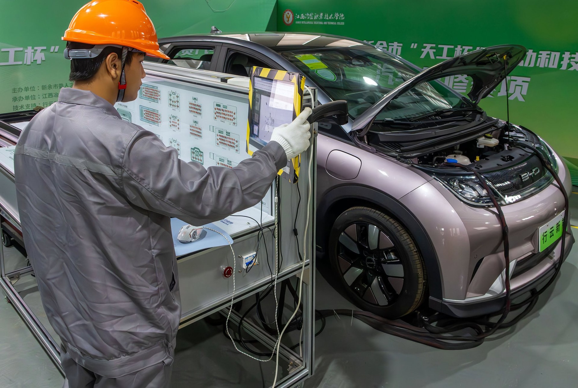 Trung Quốc thiếu hơn 1 triệu thợ sửa xe điện, 75% thợ không đủ tiêu chuẩn: Cuộc khủng hoảng thầm lặng cho nỗ lực xanh hóa ngành ô tô - Ảnh 1.