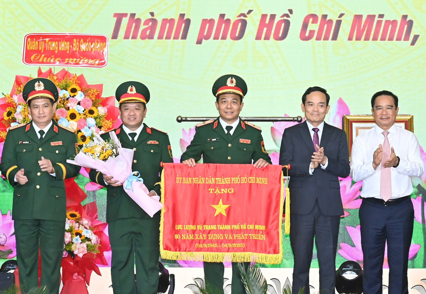 Bộ Tư lệnh TPHCM nhận Huân chương Quân công hạng ba vì thành tích xuất sắc - Ảnh 2.