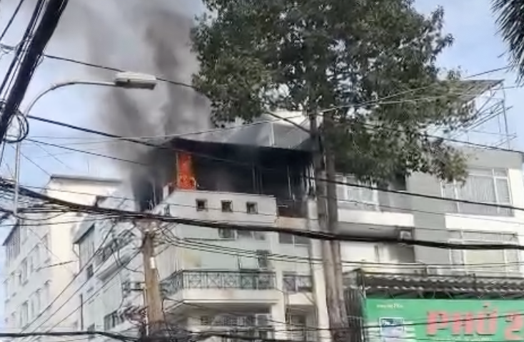 Cháy nhà 4 tầng ở An Lạc , TP HCM: Nguyên nhân và diễn biến vụ việc - Ảnh 1. Cháy nhà 4 tầng ở An Lạc , TP HCM: Nguyên nhân và diễn biến vụ việc - Ảnh 1.