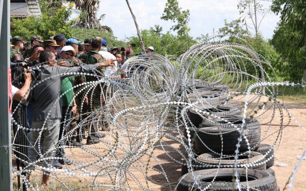 170 gia đình phẫn nộ trước biển cảnh báo 'di dời': Dân làng Campuchia xô xát với quân đội Thái Lan - Ảnh 3.