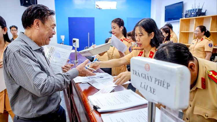 Tin vui cho hàng trăm nghìn người Việt Nam: Thủ tướng phê duyệt giảm 30% lệ phí một thủ tục hành chính- Ảnh 1. Tin vui cho hàng trăm nghìn người Việt Nam: Thủ tướng phê duyệt giảm 30% lệ phí một thủ tục hành chính- Ảnh 1.