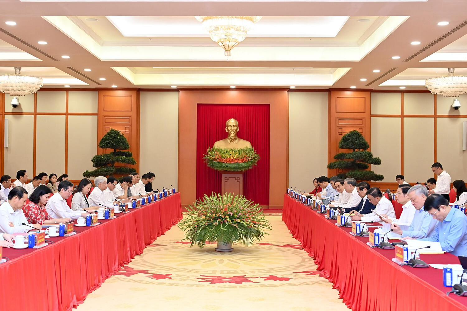 Bộ Chính trị cho ý kiến nhân sự Đại hội MTTQ và các đoàn thể Trung ương 2025 - 2030 - Ảnh 2. Bộ Chính trị cho ý kiến nhân sự Đại hội MTTQ và các đoàn thể Trung ương 2025 - 2030 - Ảnh 2.