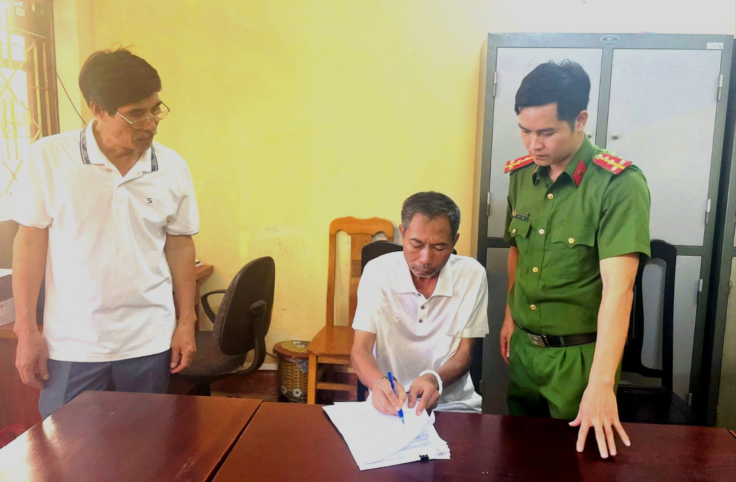 Đưa 1,5 tỉ đồng cho một người đ&agrave;n &ocirc;ng tại chợ để &ldquo;chạy &aacute;n&rdquo; cho chồng- Ảnh 1.