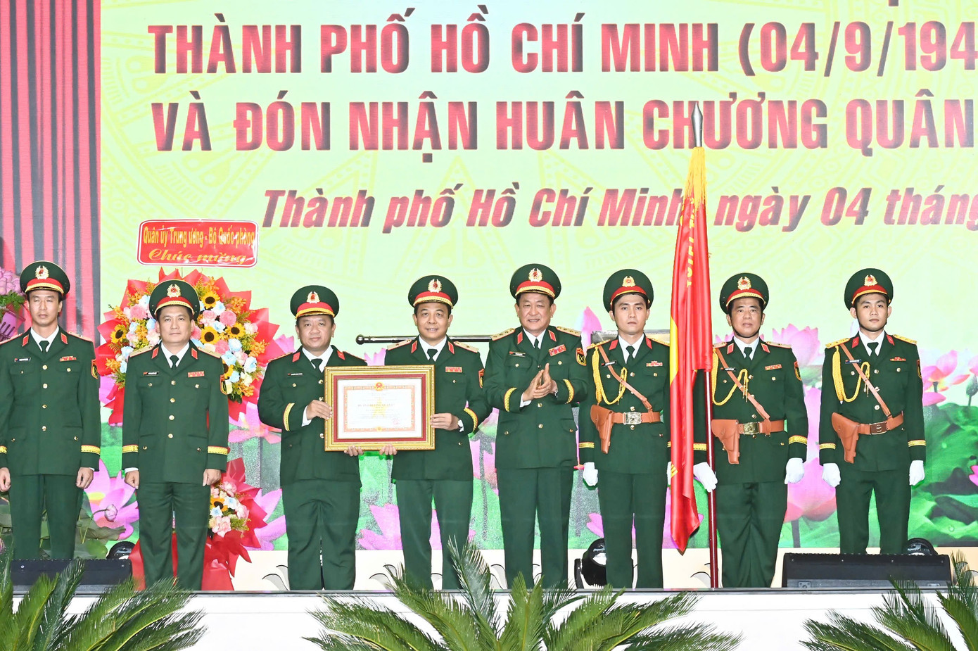 Bộ Tư lệnh TPHCM nhận Huân chương Quân công hạng ba vì thành tích xuất sắc - Ảnh 1.