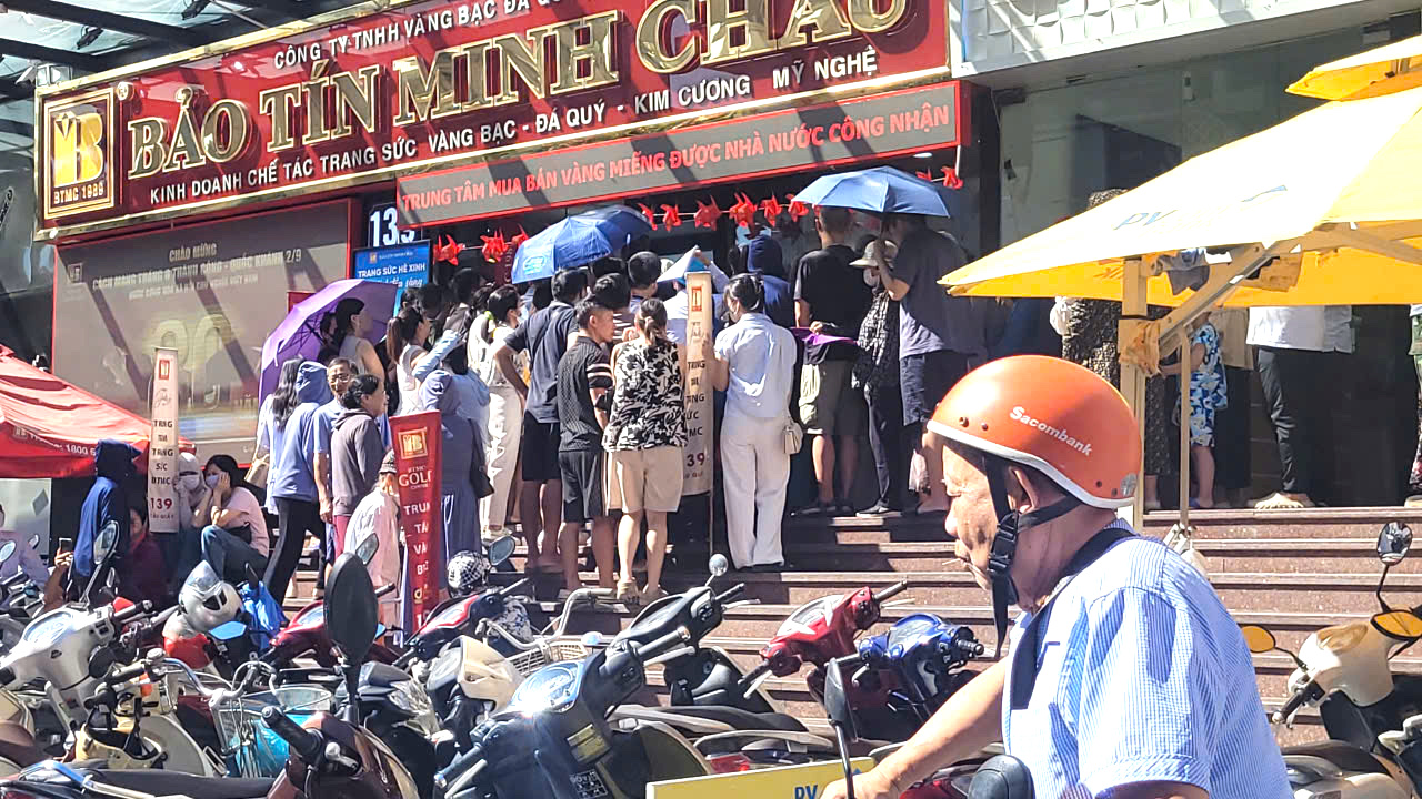 Nghẹt thở trước tiệm vàng , hàng trăm người xếp hàng chờ mua vàng ở Hà Nội - Ảnh 2.