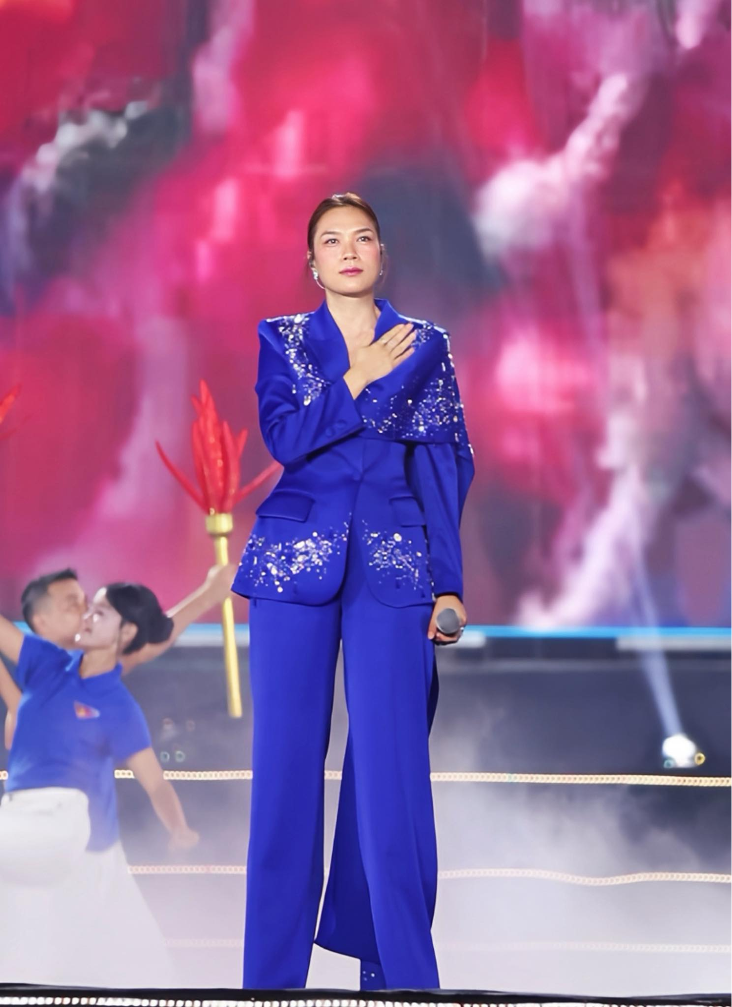 Chạy show Đại lễ như Mỹ T&acirc;m: Từ Mỹ Đ&igrave;nh đến Quảng trường Ba Đ&igrave;nh rồi Ninh B&igrave;nh, h&aacute;t ở đ&acirc;u &ldquo;g&acirc;y b&atilde;o&rdquo; ở đ&oacute;- Ảnh 3.