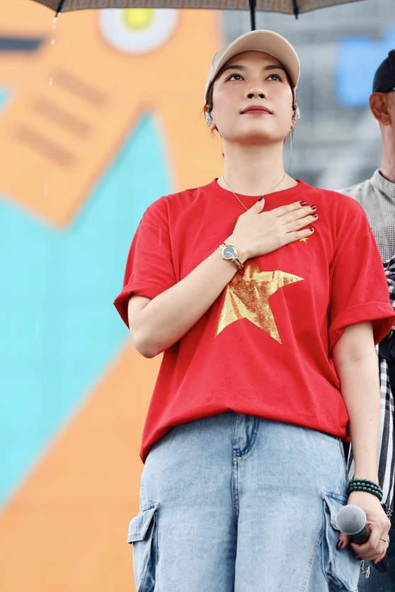 Chạy show Đại lễ như Mỹ T&acirc;m: Từ Mỹ Đ&igrave;nh đến Quảng trường Ba Đ&igrave;nh rồi Ninh B&igrave;nh, h&aacute;t ở đ&acirc;u &ldquo;g&acirc;y b&atilde;o&rdquo; ở đ&oacute;- Ảnh 2.