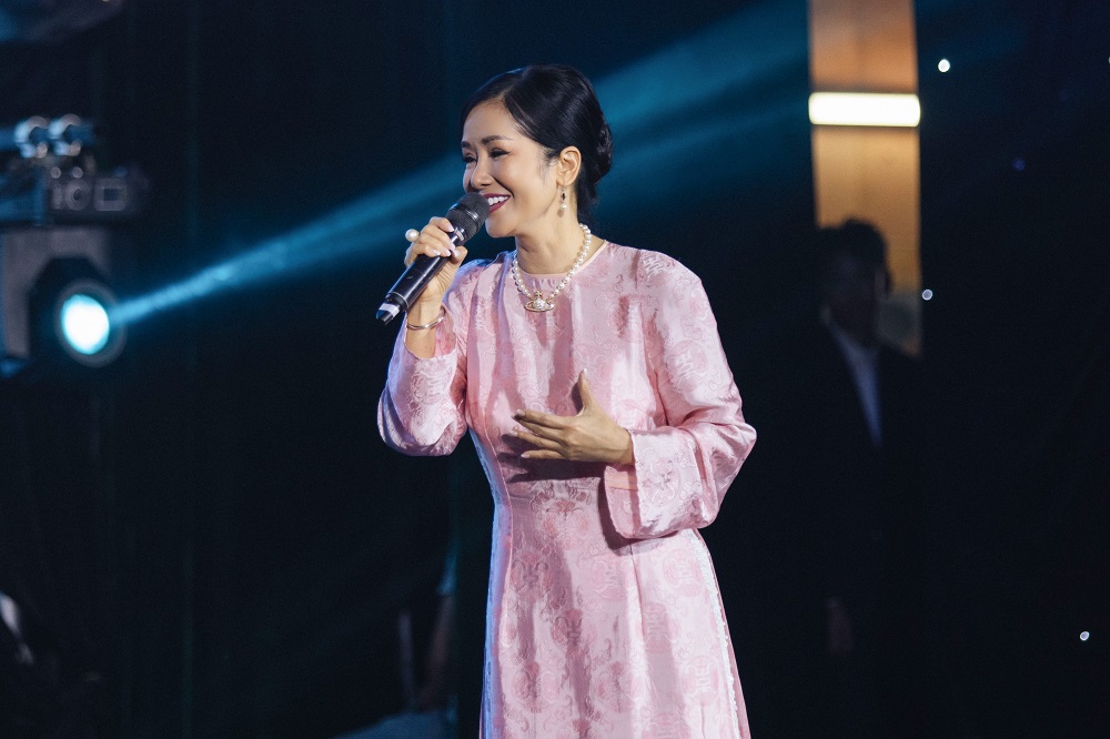 Con trai Hà Kiều Anh đệm đàn cho diva Hồng Nhung hát trong đêm nhạc thiện nguyện- Ảnh 3.