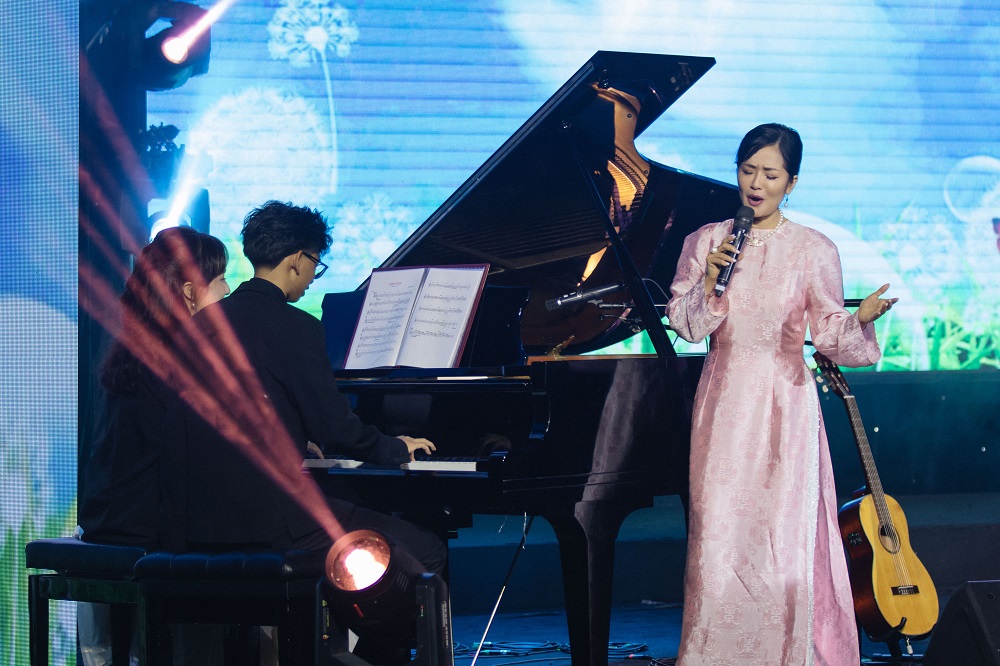 Con trai Hà Kiều Anh đệm đàn cho diva Hồng Nhung hát trong đêm nhạc thiện nguyện- Ảnh 2.