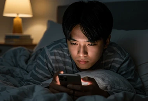 Bấm Điện Thoại Khi Nằm Hay Trong Tối Hại Hơn?- Ảnh 1. Bấm Điện Thoại Khi Nằm Hay Trong Tối Hại Hơn?- Ảnh 1.