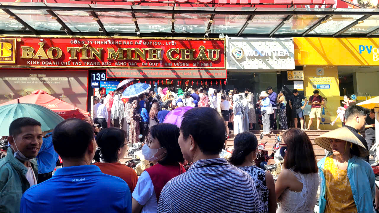 Nghẹt thở trước tiệm vàng , hàng trăm người xếp hàng chờ mua vàng ở Hà Nội - Ảnh 1.