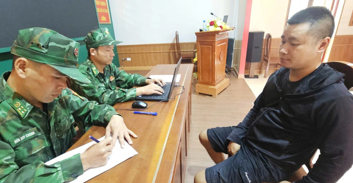 Bắt giữ hai kẻ chở 20 người Trung Quốc nhập cảnh tr&aacute;i ph&eacute;p v&agrave;o Việt Nam - Ảnh 1.