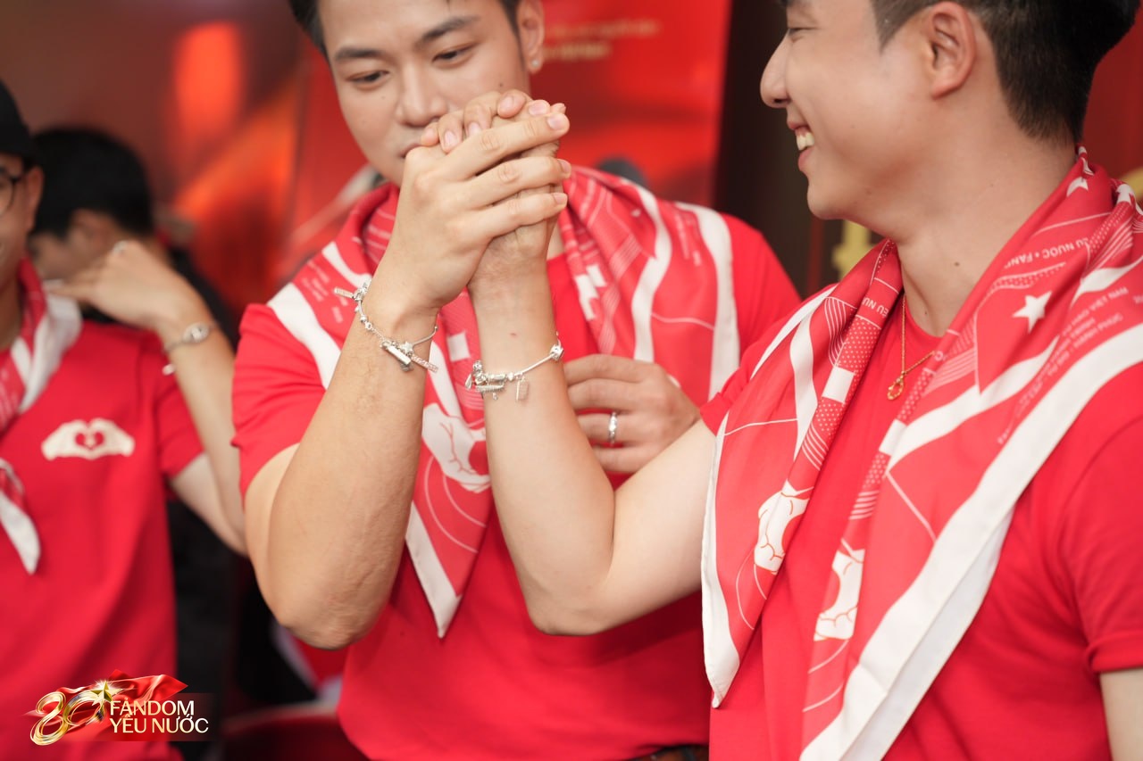 Khoảnh khắc nhân đôi tình yêu nước của Ninh Dương Story trong sắc đỏ tự hào- Ảnh 3.
