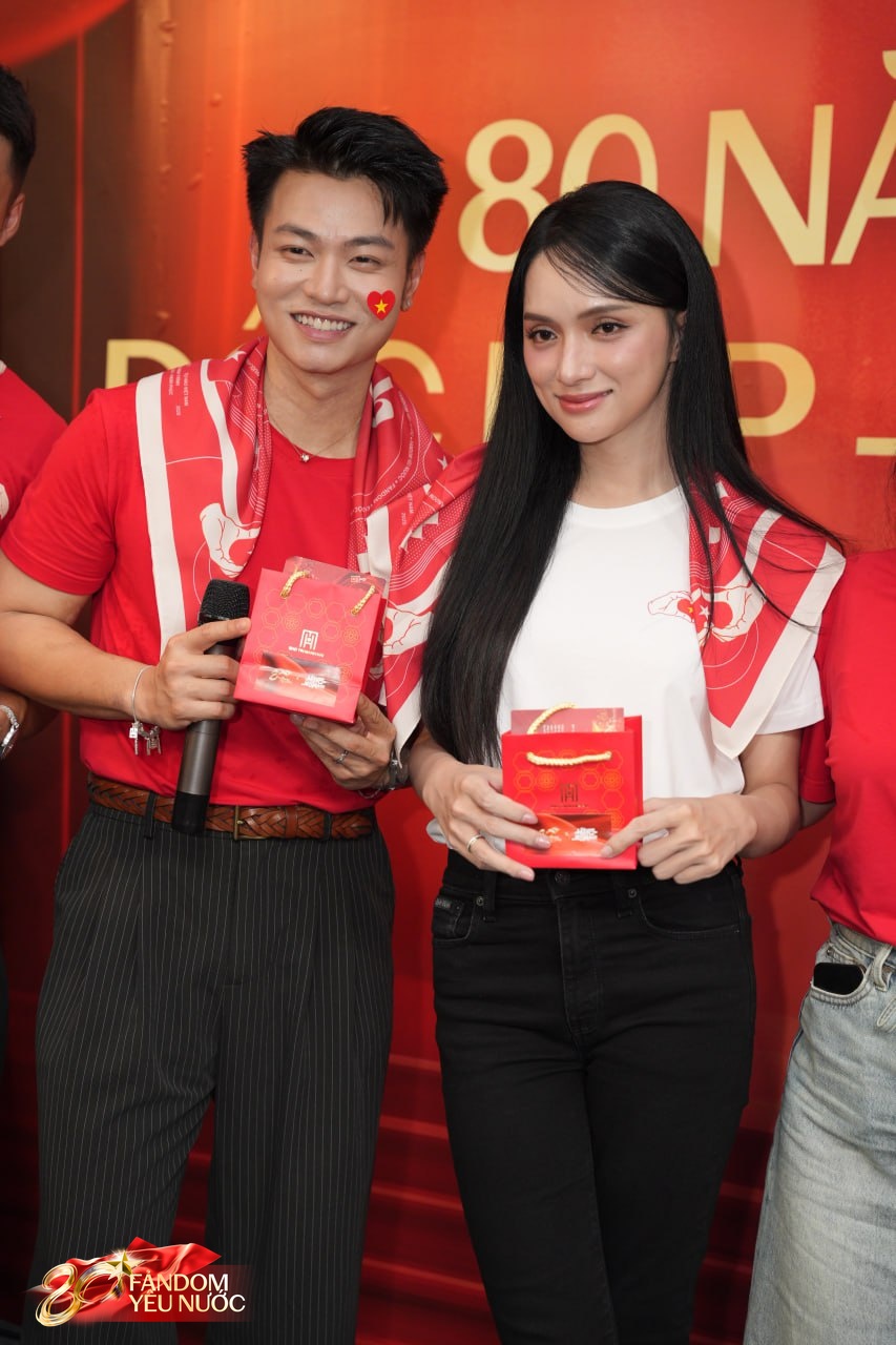 Khoảnh khắc nhân đôi tình yêu nước của Ninh Dương Story trong sắc đỏ tự hào- Ảnh 4.