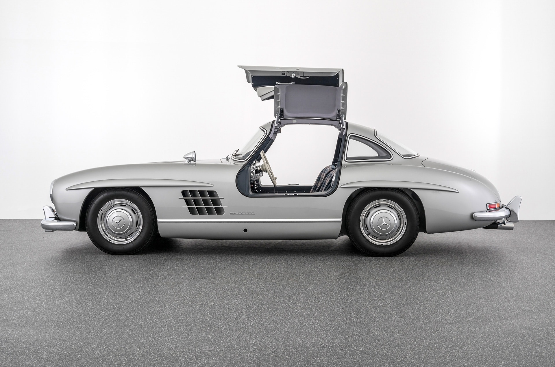 Mercedes-Benz 300 SL triệu đô bất ngờ xuất hiện tại Việt Nam, CĐM lập tức gọi tên một người xứng đáng làm chủ nhân siêu phẩm - Ảnh 15.