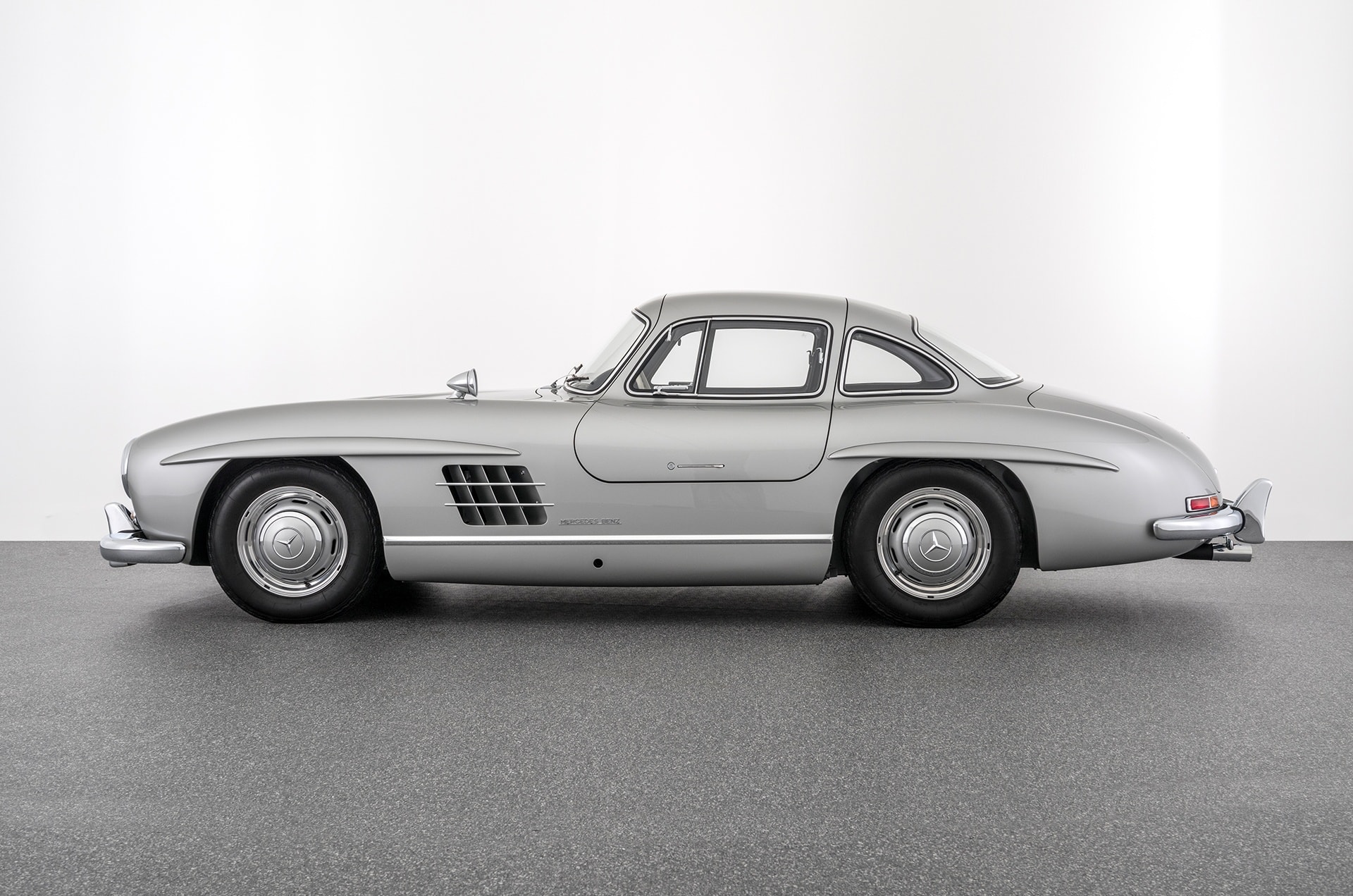 Mercedes-Benz 300 SL triệu đô bất ngờ xuất hiện tại Việt Nam, CĐM lập tức gọi tên một người xứng đáng làm chủ nhân siêu phẩm - Ảnh 14.