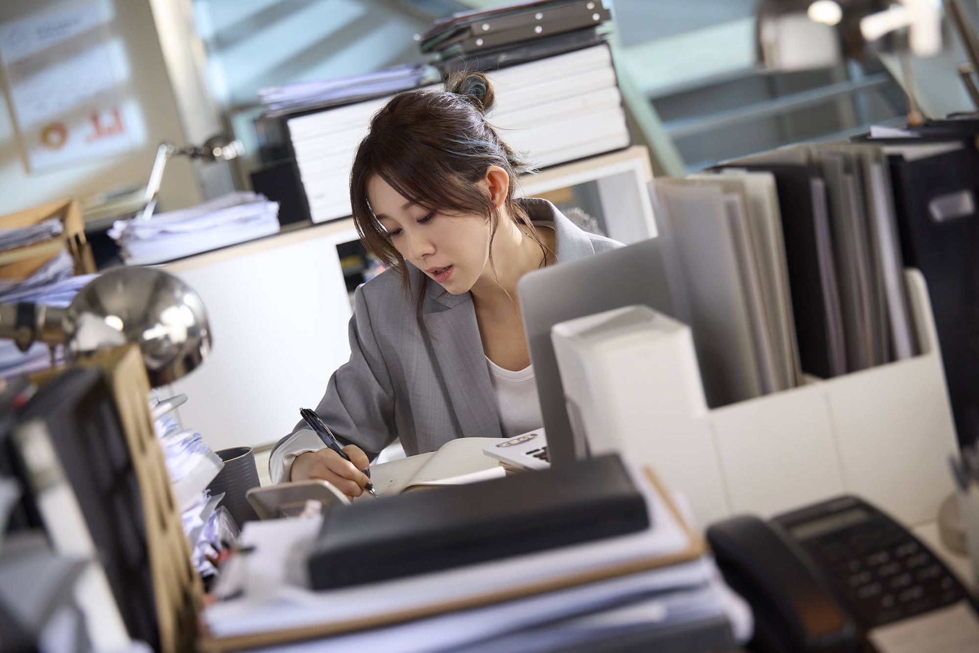 Lương cao nhưng vẫn bất an: C&acirc;u chuyện của c&ocirc; g&aacute;i 28 tuổi - Ảnh 1.