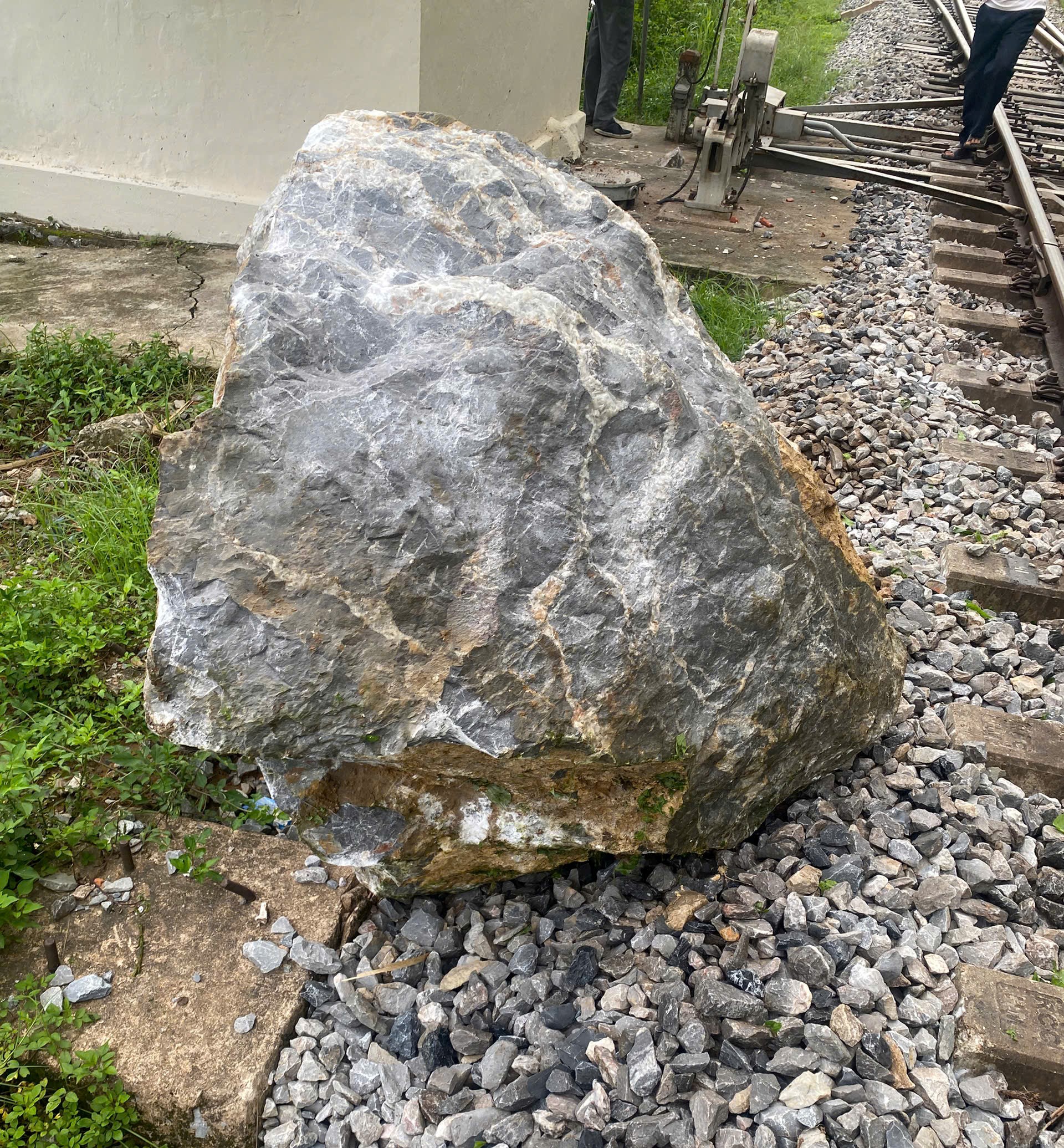 Tàu Bắc - Nam tạm ngưng qua Quảng Trị do sạt lở đường sắt nghiêm trọng - Ảnh 2. Tàu Bắc - Nam tạm ngưng qua Quảng Trị do sạt lở đường sắt nghiêm trọng - Ảnh 2.