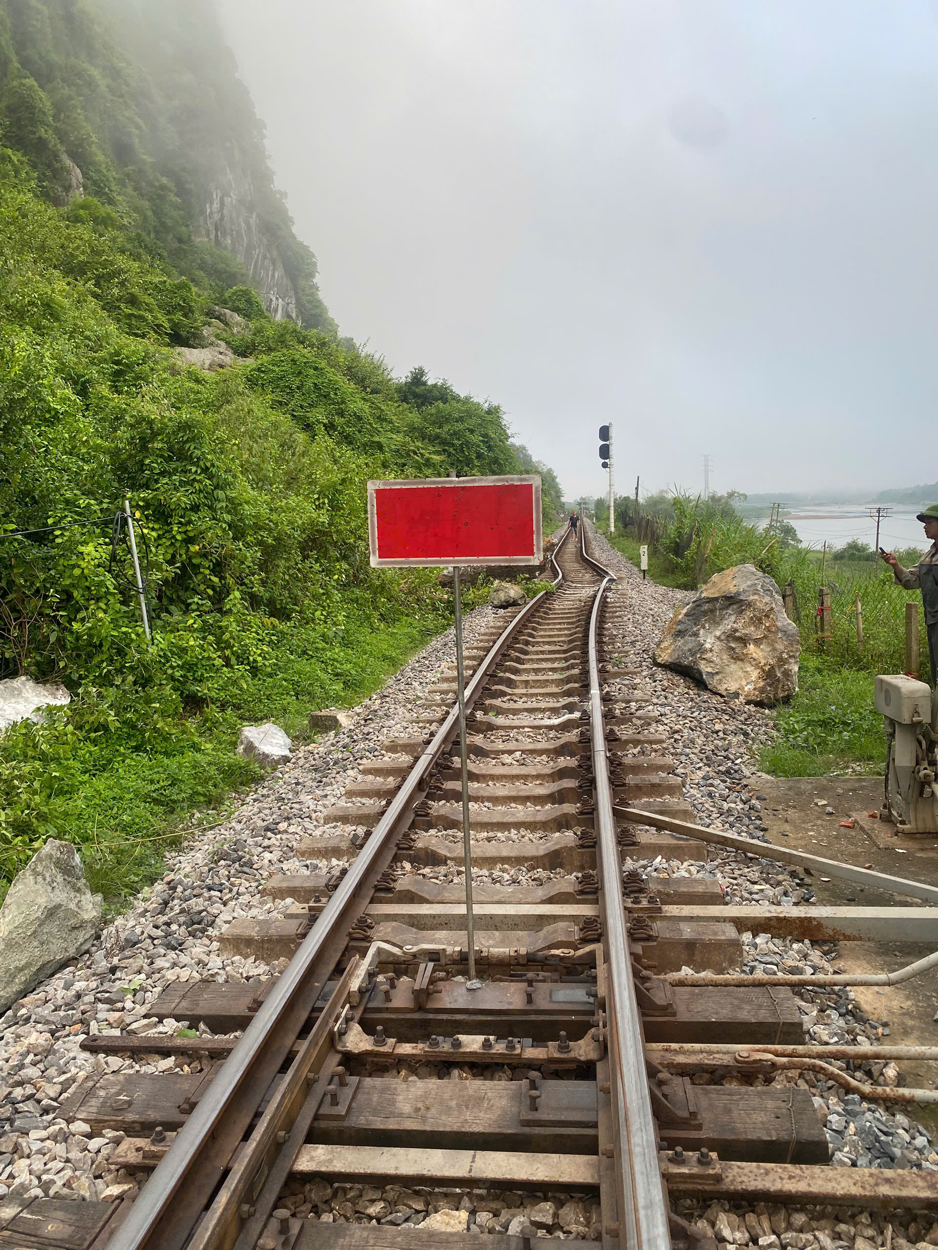 Tàu Bắc - Nam tạm ngưng qua Quảng Trị do sạt lở đường sắt nghiêm trọng - Ảnh 4. Tàu Bắc - Nam tạm ngưng qua Quảng Trị do sạt lở đường sắt nghiêm trọng - Ảnh 4.