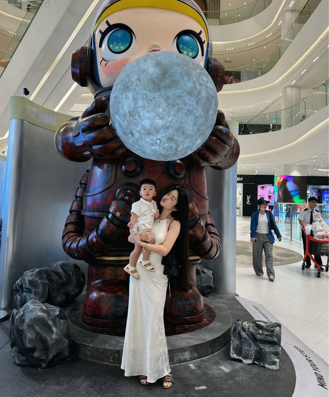 Chu Thanh Huyền yểu điệu kho&aacute;c tay Quang Hải, 