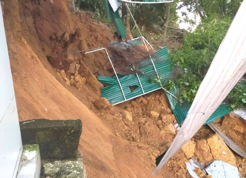 Sạt lở đất Nghệ An cuốn trôi nhà dân và trạm sạc điện xuống sông Lam - Ảnh 4. Sạt lở đất Nghệ An cuốn trôi nhà dân và trạm sạc điện xuống sông Lam - Ảnh 4.