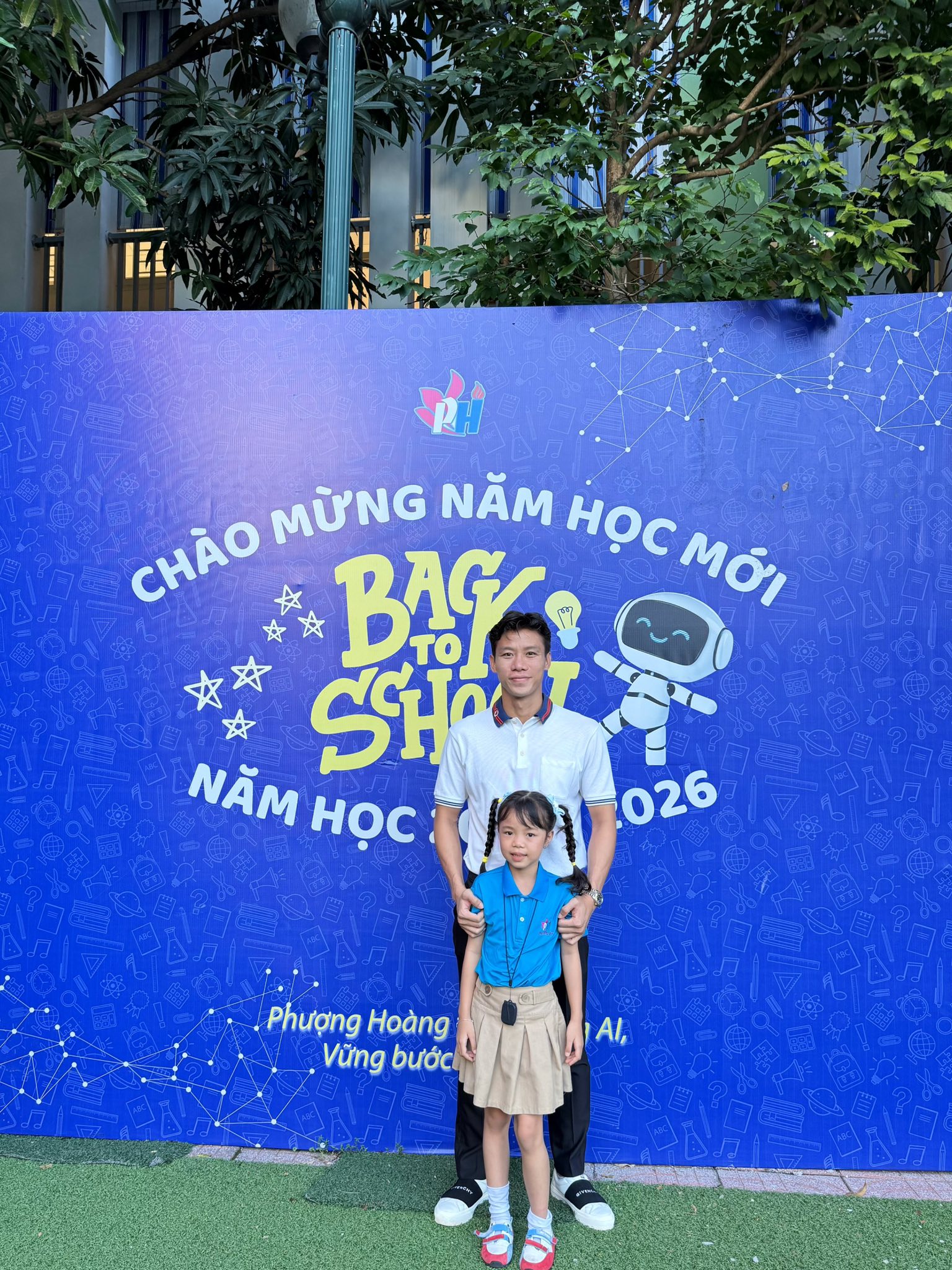 Quế Ngọc Hải nắm tay con gái đến lớp ngày khai giảng, trên sân bản lĩnh, về nhà chuẩn người đàn ông của gia đình- Ảnh 3. Quế Ngọc Hải nắm tay con gái đến lớp ngày khai giảng, trên sân bản lĩnh, về nhà chuẩn người đàn ông của gia đình- Ảnh 3.