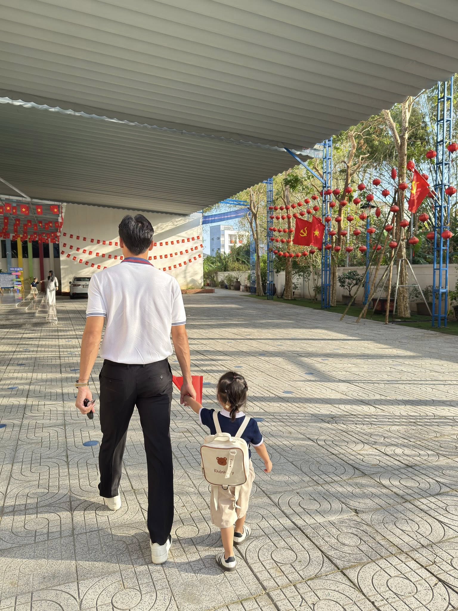 Quế Ngọc Hải nắm tay con gái đến lớp ngày khai giảng, trên sân bản lĩnh, về nhà chuẩn người đàn ông của gia đình- Ảnh 4. Quế Ngọc Hải nắm tay con gái đến lớp ngày khai giảng, trên sân bản lĩnh, về nhà chuẩn người đàn ông của gia đình- Ảnh 4.