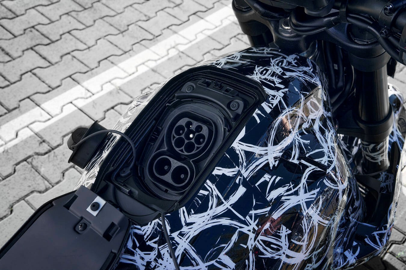 Hé lộ thêm về xe máy điện Honda sạc được chung với ô tô - Ảnh 7.