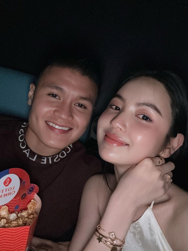 Chu Thanh Huyền yểu điệu kho&aacute;c tay Quang Hải, 