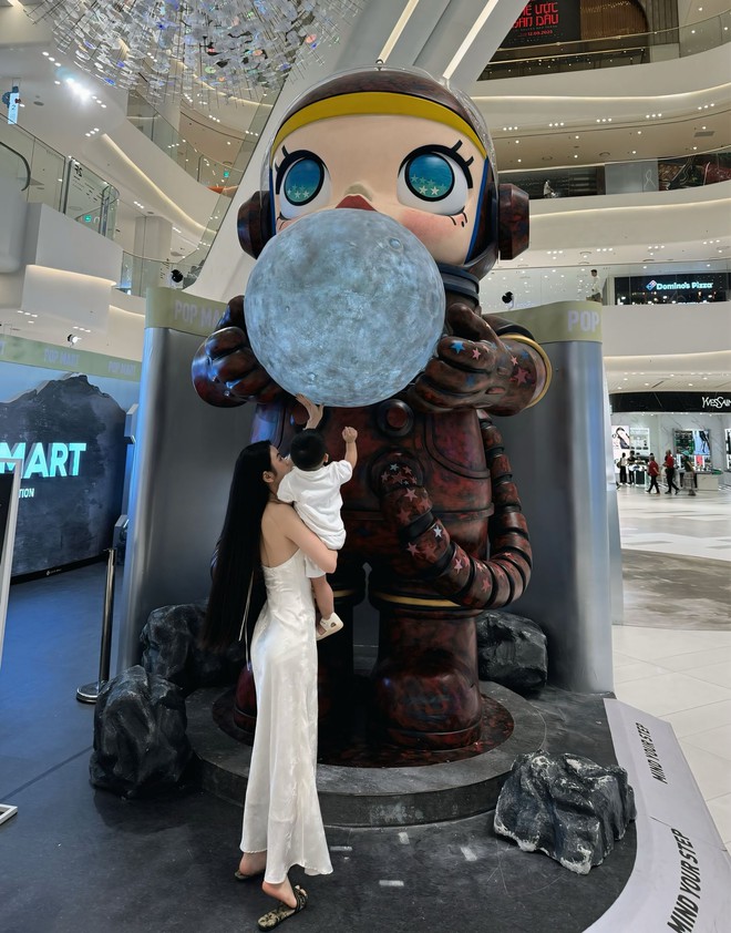 Chu Thanh Huyền yểu điệu kho&aacute;c tay Quang Hải, 