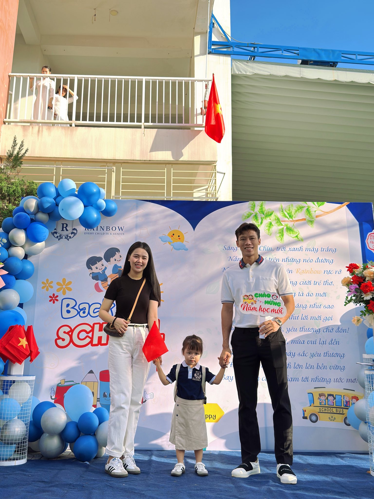 Quế Ngọc Hải nắm tay con gái đến lớp ngày khai giảng, trên sân bản lĩnh, về nhà chuẩn người đàn ông của gia đình- Ảnh 2. Quế Ngọc Hải nắm tay con gái đến lớp ngày khai giảng, trên sân bản lĩnh, về nhà chuẩn người đàn ông của gia đình- Ảnh 2.