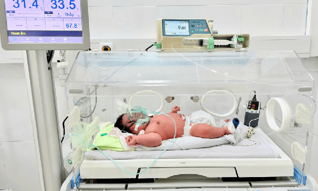 Bé trai sinh đúng ngày Quốc khánh 2/9, nặng hơn 6kg - Ảnh 1.