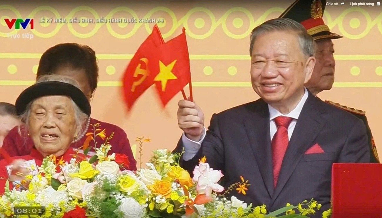 Mẹ Việt Nam Anh hùng Trần Thị Huyến xúc động bên Tổng Bí thư Tô Lâm trong lễ diễu binh - Ảnh 2. Mẹ Việt Nam Anh hùng Trần Thị Huyến xúc động bên Tổng Bí thư Tô Lâm trong lễ diễu binh - Ảnh 2.