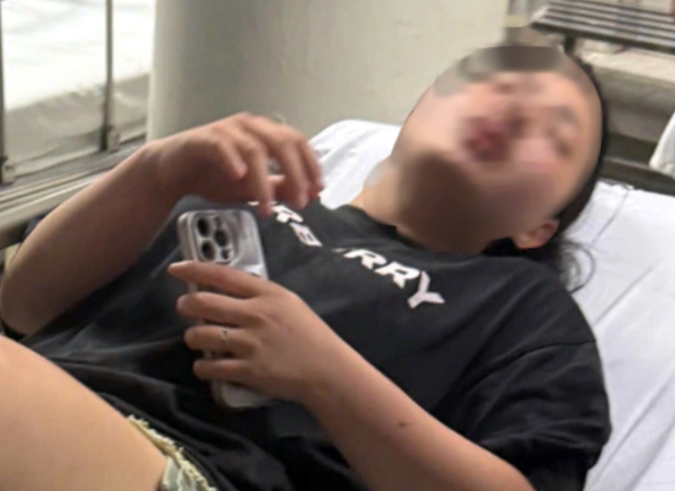 Điều tra vụ cô gái 19 tuổi bị đánh vỡ mũ bảo hiểm tại Hà Nội - Ảnh 1. Điều tra vụ cô gái 19 tuổi bị đánh vỡ mũ bảo hiểm tại Hà Nội - Ảnh 1.