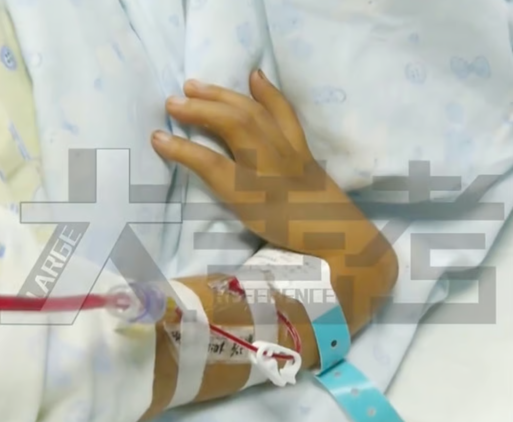 Cậu bé 13 tuổi nặng 15kg viết thư xin mẹ dừng điều trị vì đau đớn - Ảnh 1.