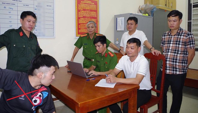 Mang dao bầu tới nhà đâm bạn trọng thương rồi về nhà cố thủ- Ảnh 1.