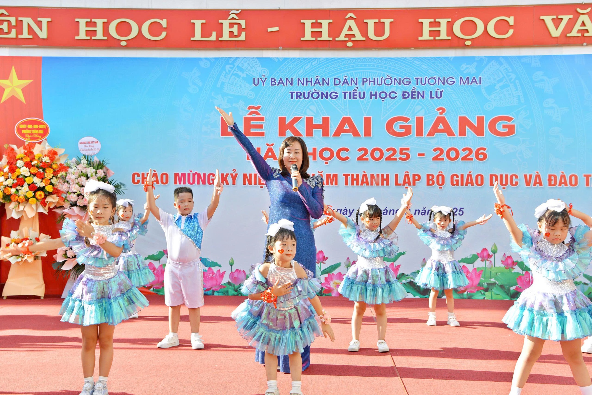 Ngôi trường có em bé hát Quốc ca trong lễ khai giảng năm học mới - Ảnh 1. Ngôi trường có em bé hát Quốc ca trong lễ khai giảng năm học mới - Ảnh 1.