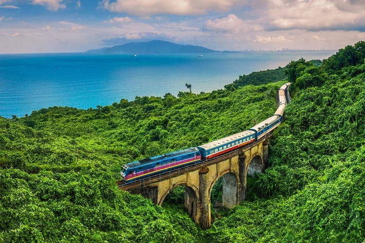 Chuyến tàu chạy hơn 100km, đi mất hơn 2 giờ đồng hồ: Du khách nhận xét "Rất đáng mong chờ!" - Ảnh 1.
