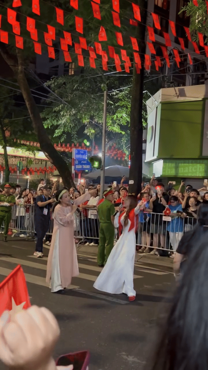 Chuyến xe “ồn” nhất A80: Hội sao Việt tưng bừng mở mini concert quốc gia, MONO “nhạc nào cũng nhảy”- Ảnh 7.