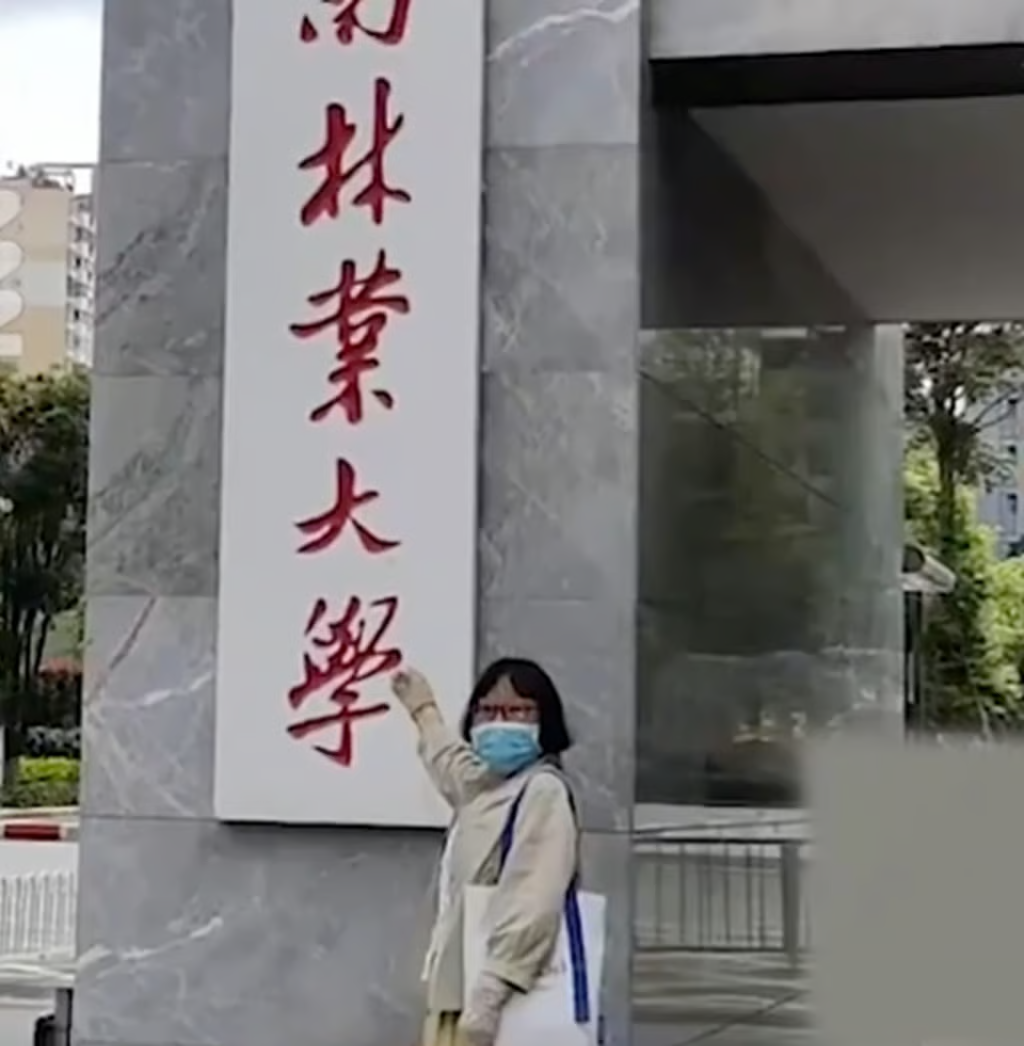 Mẹ đỗ Thạc sĩ sau khi ôn tập tài liệu của con trai trượt Đại học - Ảnh 3.