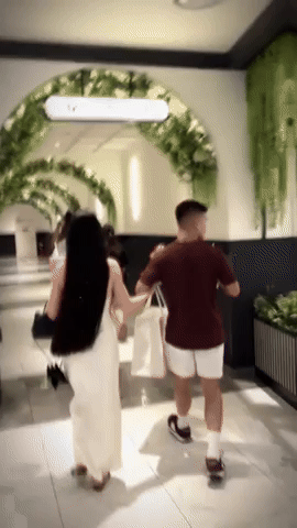 Chu Thanh Huyền yểu điệu kho&aacute;c tay Quang Hải, 