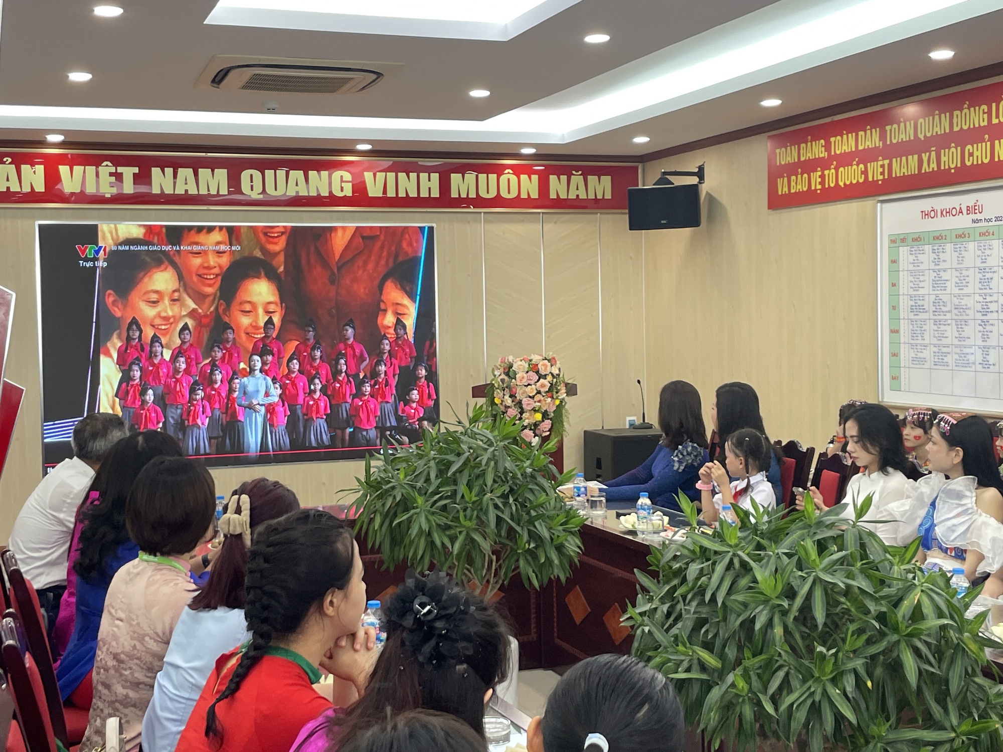 Ngôi trường có em bé hát Quốc ca trong lễ khai giảng năm học mới - Ảnh 6. Ngôi trường có em bé hát Quốc ca trong lễ khai giảng năm học mới - Ảnh 6.