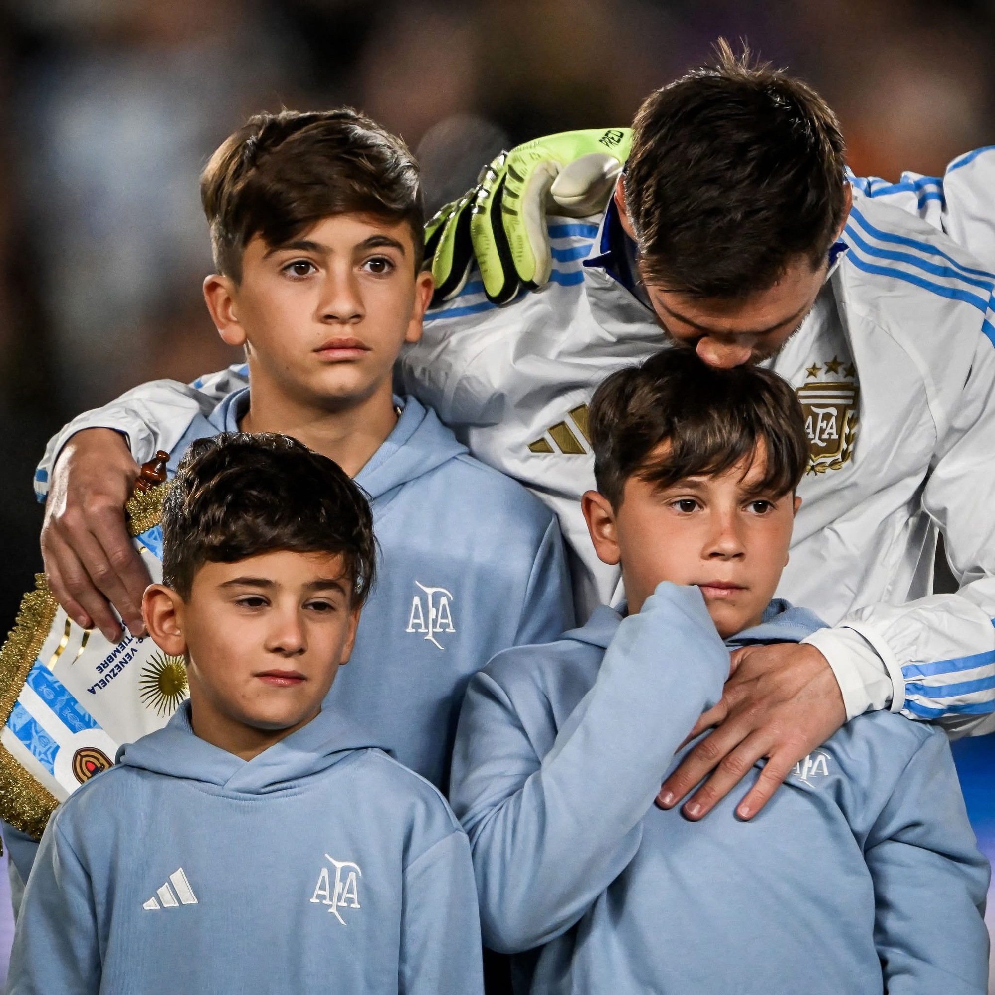Messi bật khóc! - Ảnh 2. Messi bật khóc! - Ảnh 2.