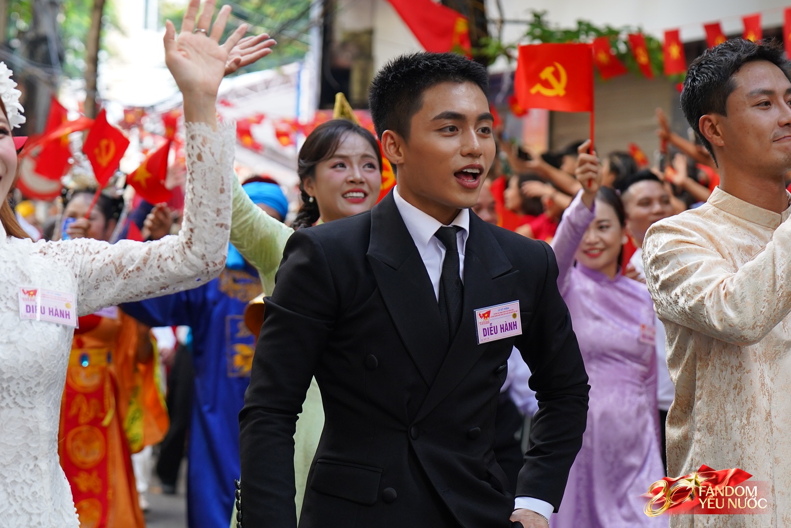 Chuyến xe “ồn” nhất A80: Hội sao Việt tưng bừng mở mini concert quốc gia, MONO “nhạc nào cũng nhảy”- Ảnh 1.