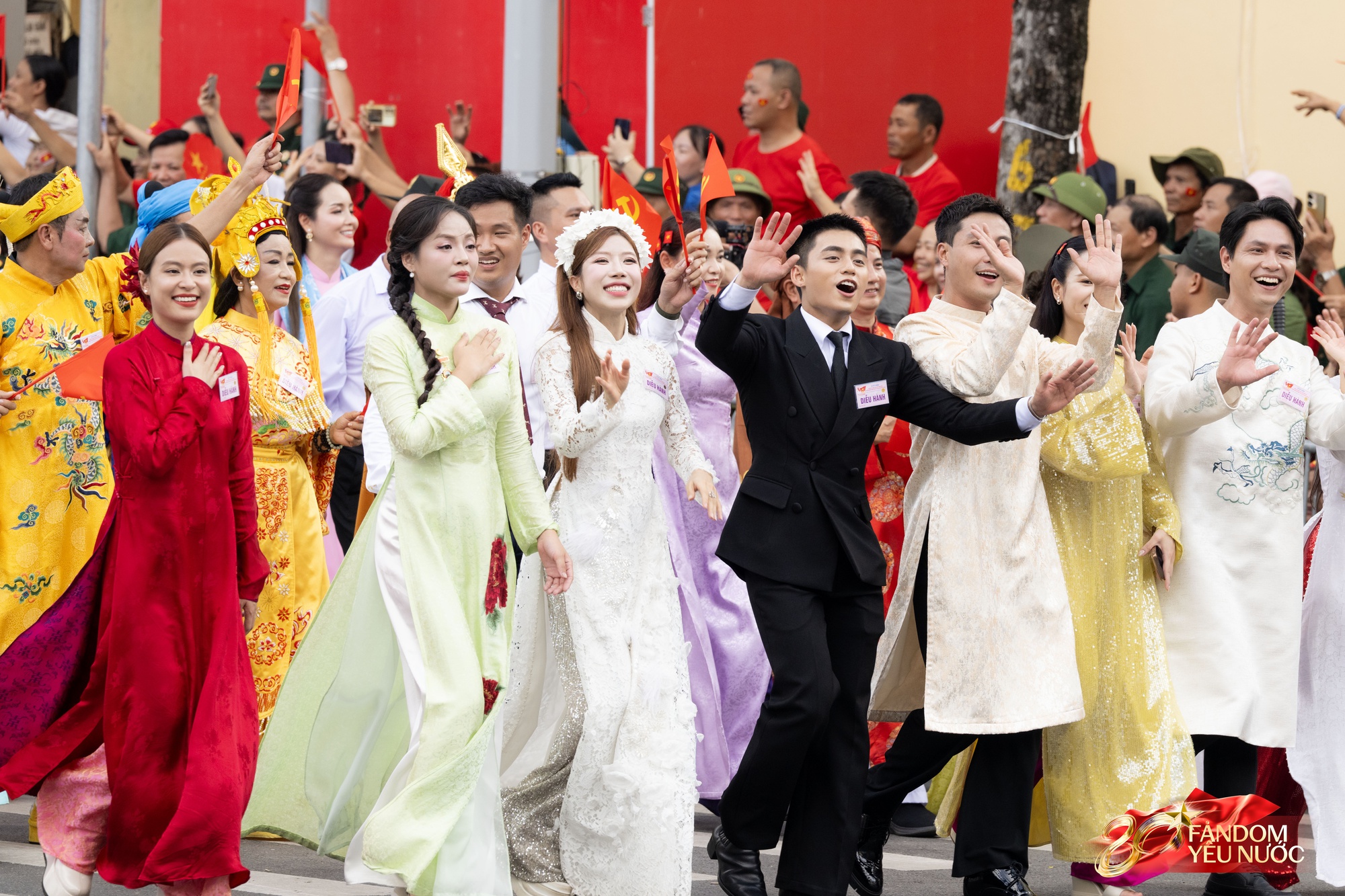 Chuyến xe “ồn” nhất A80: Hội sao Việt tưng bừng mở mini concert quốc gia, MONO “nhạc nào cũng nhảy”- Ảnh 3.